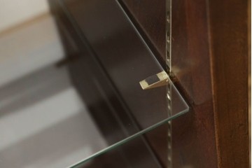 中古　すっきりとした直線美が際立つ脚付きガラスケース　(R-090960)