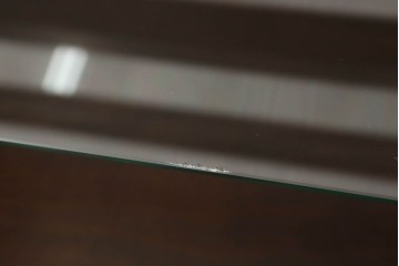 中古　すっきりとした直線美が際立つ脚付きガラスケース　(R-090960)