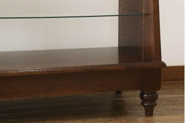 中古　すっきりとした直線美が際立つ脚付きガラスケース　(R-090960)