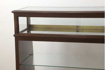 中古　すっきりとした直線美が際立つ脚付きガラスケース　(R-090960)