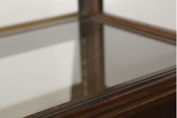 中古　すっきりとした直線美が際立つ脚付きガラスケース　(R-090960)