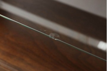 中古　すっきりとした直線美が際立つ脚付きガラスケース　(R-090960)