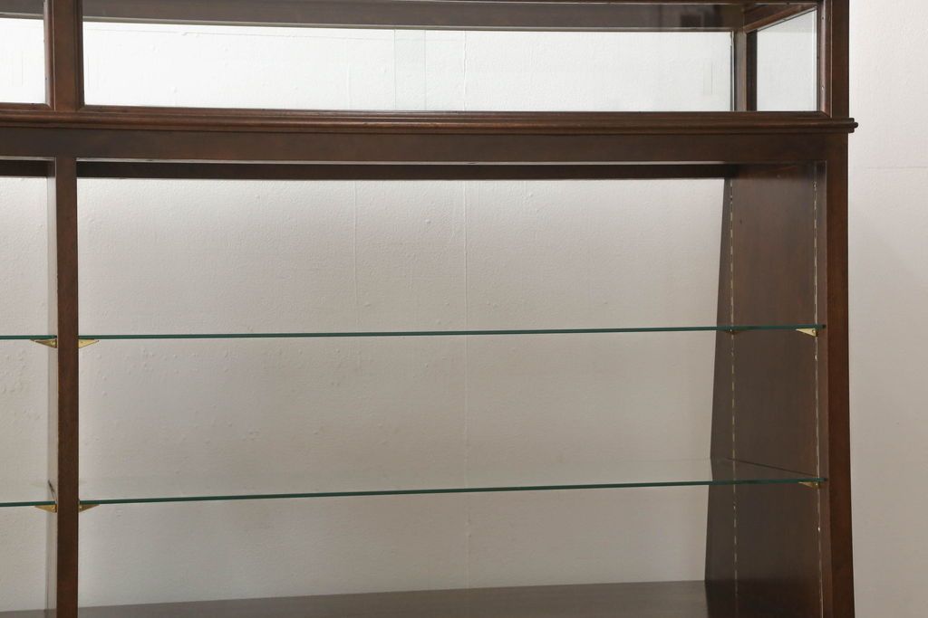 中古　すっきりとした直線美が際立つ脚付きガラスケース　(R-090960)