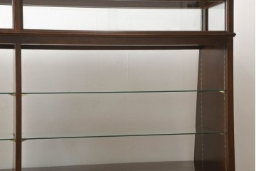 中古　すっきりとした直線美が際立つ脚付きガラスケース　(R-090960)