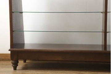 中古　すっきりとした直線美が際立つ脚付きガラスケース　(R-090960)