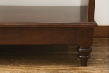 中古　すっきりとした直線美が際立つ脚付きガラスケース　(R-090960)