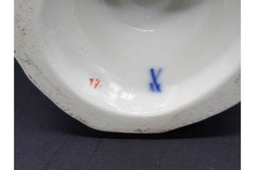 ドイツ製　Meissen(マイセン)　「笛を吹く少年像」を含む華やかなフィギュリン2点セット　(R-090961)