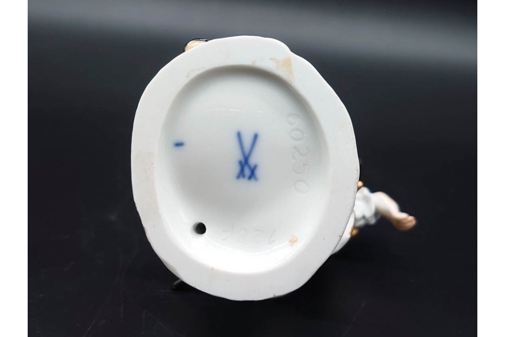 ドイツ製　Meissen(マイセン)　「笛を吹く少年像」を含む華やかなフィギュリン2点セット　(R-090961)