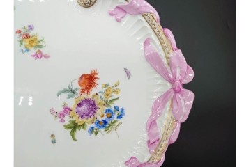 ドイツ製　Meissen(マイセン)　ホビーコレクション　リボン&フラワーと昆虫の装飾が色鮮やかな オーバルプレート　スクラッチあり　(R-090969)