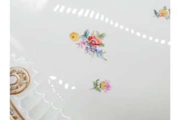 ドイツ製　Meissen(マイセン)　ホビーコレクション　リボン&フラワーと昆虫の装飾が色鮮やかな オーバルプレート　スクラッチあり　(R-090969)