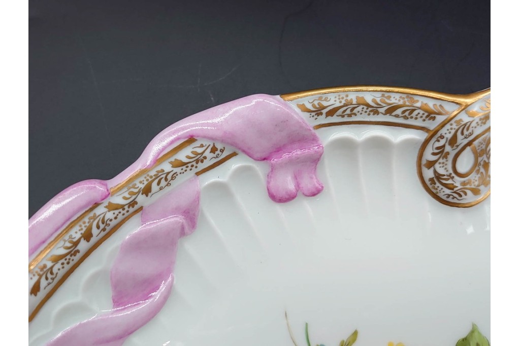 ドイツ製　Meissen(マイセン)　ホビーコレクション　リボン&フラワーと昆虫の装飾が色鮮やかな オーバルプレート　スクラッチあり　(R-090969)
