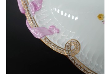 ドイツ製　Meissen(マイセン)　ホビーコレクション　リボン&フラワーと昆虫の装飾が色鮮やかな オーバルプレート　スクラッチあり　(R-090969)