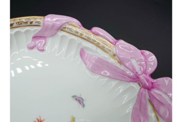 ドイツ製　Meissen(マイセン)　ホビーコレクション　リボン&フラワーと昆虫の装飾が色鮮やかな オーバルプレート　スクラッチあり　(R-090969)
