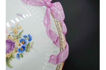 ドイツ製　Meissen(マイセン)　ホビーコレクション　リボン&フラワーと昆虫の装飾が色鮮やかな オーバルプレート　スクラッチあり　(R-090969)