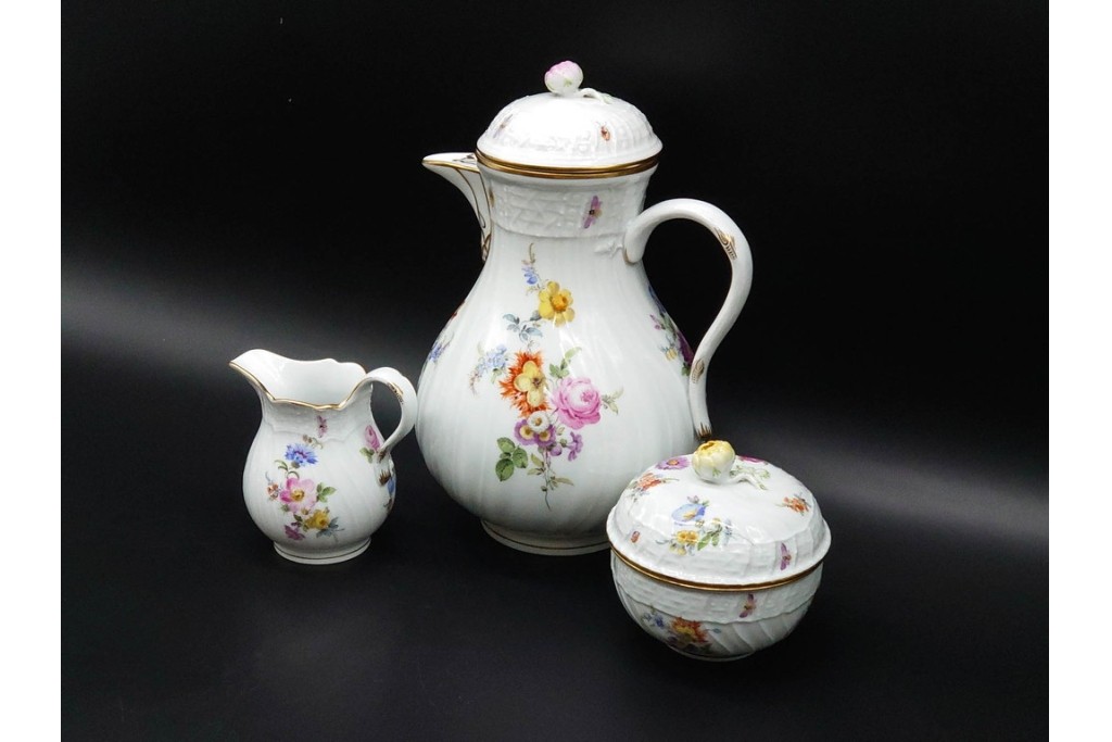 ドイツ製　Meissen(マイセン)　フラワーブーケ　五つ花デザイン　色鮮やかな昆虫と花々が描かれたポット・クリーマー・シュガーポットセット　(R-090972)