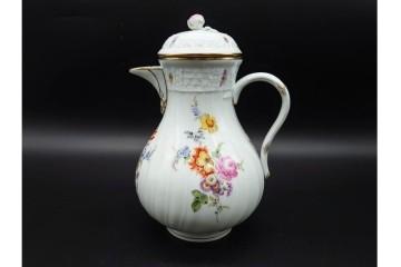 ドイツ製　Meissen(マイセン)　フラワーブーケ　五つ花デザイン　色鮮やかな昆虫と花々が描かれたポット・クリーマー・シュガーポットセット　(R-090972)