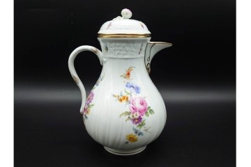 ドイツ製　Meissen(マイセン)　フラワーブーケ　五つ花デザイン　色鮮やかな昆虫と花々が描かれたポット・クリーマー・シュガーポットセット　(R-090972)