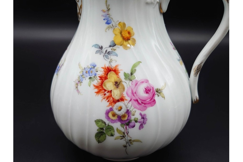 ドイツ製　Meissen(マイセン)　フラワーブーケ　五つ花デザイン　色鮮やかな昆虫と花々が描かれたポット・クリーマー・シュガーポットセット　(R-090972)