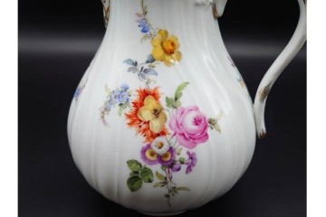 ドイツ製　Meissen(マイセン)　フラワーブーケ　五つ花デザイン　色鮮やかな昆虫と花々が描かれたポット・クリーマー・シュガーポットセット　(R-090972)