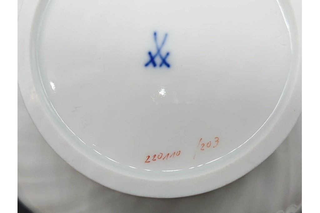 ドイツ製　Meissen(マイセン)　フラワーブーケ　五つ花デザイン　色鮮やかな昆虫と花々が描かれたポット・クリーマー・シュガーポットセット　(R-090972)