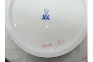 ドイツ製　Meissen(マイセン)　フラワーブーケ　五つ花デザイン　色鮮やかな昆虫と花々が描かれたポット・クリーマー・シュガーポットセット　(R-090972)