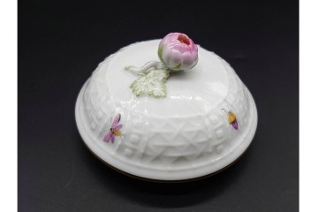ドイツ製　Meissen(マイセン)　フラワーブーケ　五つ花デザイン　色鮮やかな昆虫と花々が描かれたポット・クリーマー・シュガーポットセット　(R-090972)