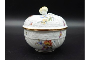 ドイツ製　Meissen(マイセン)　フラワーブーケ　五つ花デザイン　色鮮やかな昆虫と花々が描かれたポット・クリーマー・シュガーポットセット　(R-090972)