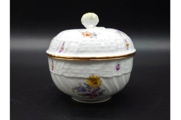 ドイツ製　Meissen(マイセン)　フラワーブーケ　五つ花デザイン　色鮮やかな昆虫と花々が描かれたポット・クリーマー・シュガーポットセット　(R-090972)