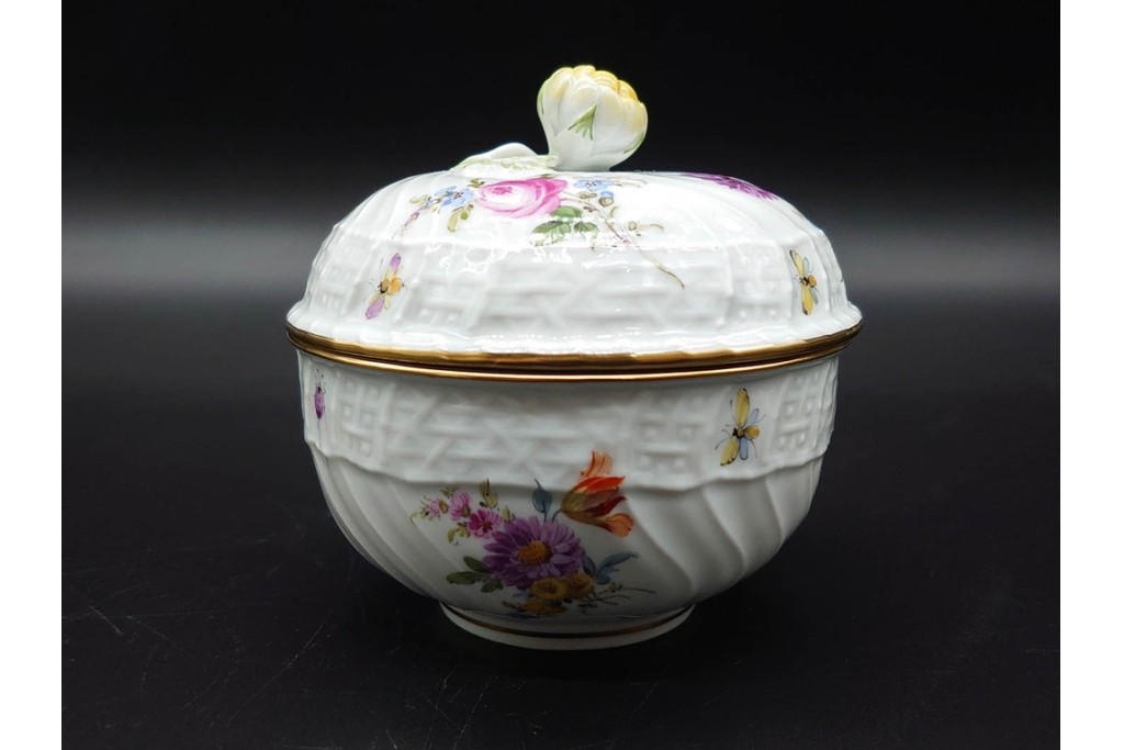 ドイツ製　Meissen(マイセン)　フラワーブーケ　五つ花デザイン　色鮮やかな昆虫と花々が描かれたポット・クリーマー・シュガーポットセット　(R-090972)