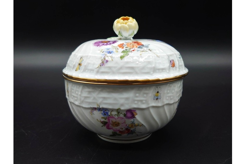 ドイツ製　Meissen(マイセン)　フラワーブーケ　五つ花デザイン　色鮮やかな昆虫と花々が描かれたポット・クリーマー・シュガーポットセット　(R-090972)