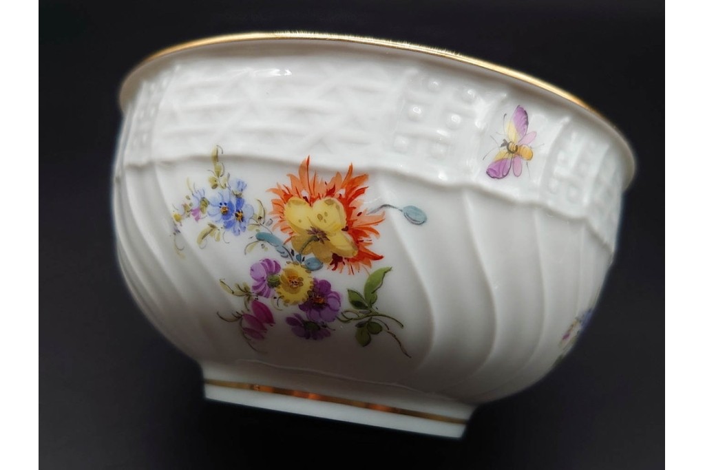 ドイツ製　Meissen(マイセン)　フラワーブーケ　五つ花デザイン　色鮮やかな昆虫と花々が描かれたポット・クリーマー・シュガーポットセット　(R-090972)