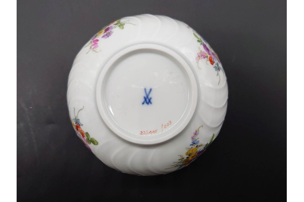 ドイツ製　Meissen(マイセン)　フラワーブーケ　五つ花デザイン　色鮮やかな昆虫と花々が描かれたポット・クリーマー・シュガーポットセット　(R-090972)
