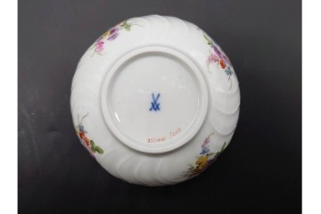 ドイツ製　Meissen(マイセン)　フラワーブーケ　五つ花デザイン　色鮮やかな昆虫と花々が描かれたポット・クリーマー・シュガーポットセット　(R-090972)