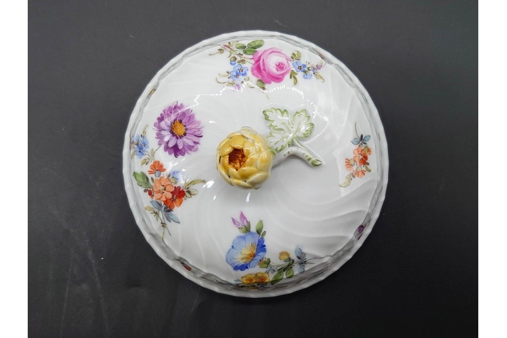 ドイツ製　Meissen(マイセン)　フラワーブーケ　五つ花デザイン　色鮮やかな昆虫と花々が描かれたポット・クリーマー・シュガーポットセット　(R-090972)
