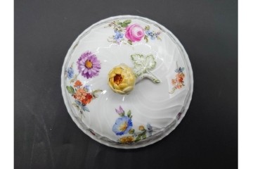 ドイツ製　Meissen(マイセン)　フラワーブーケ　五つ花デザイン　色鮮やかな昆虫と花々が描かれたポット・クリーマー・シュガーポットセット　(R-090972)