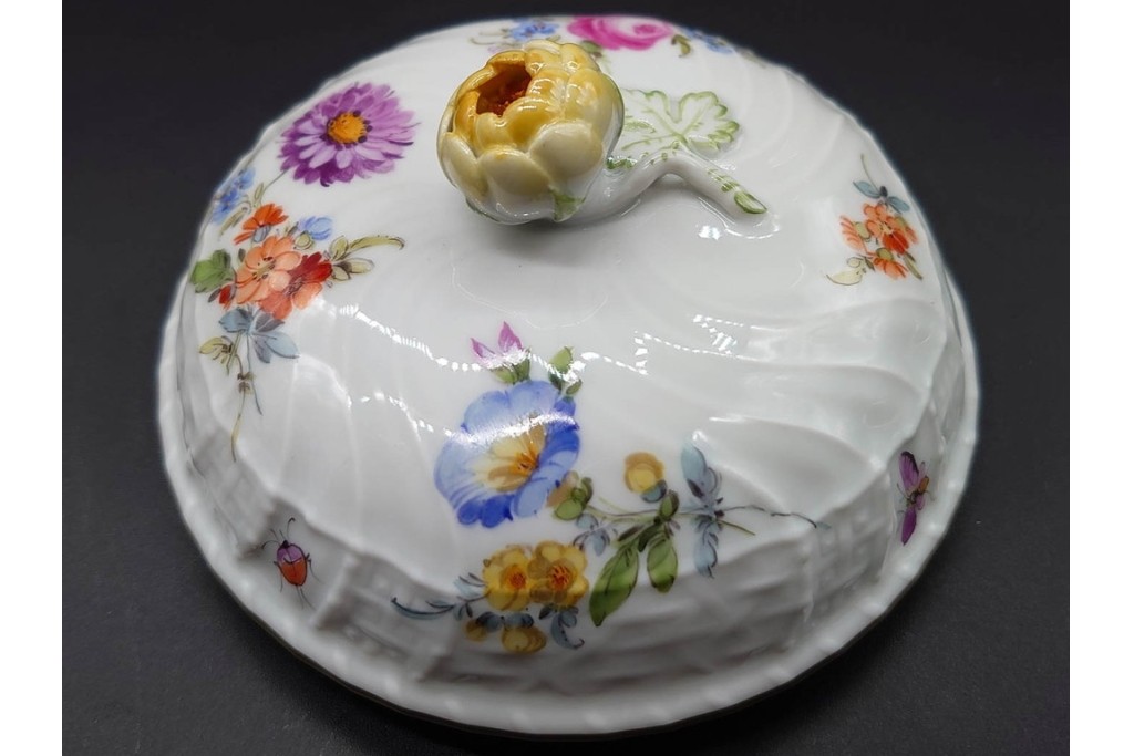 ドイツ製　Meissen(マイセン)　フラワーブーケ　五つ花デザイン　色鮮やかな昆虫と花々が描かれたポット・クリーマー・シュガーポットセット　(R-090972)