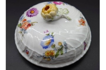 ドイツ製　Meissen(マイセン)　フラワーブーケ　五つ花デザイン　色鮮やかな昆虫と花々が描かれたポット・クリーマー・シュガーポットセット　(R-090972)