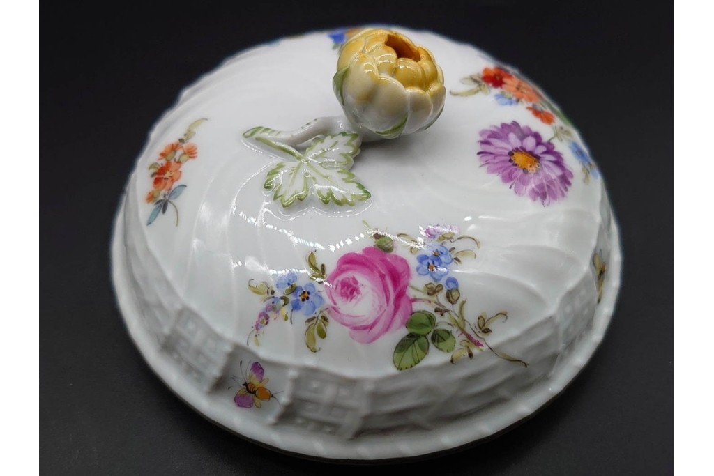 ドイツ製　Meissen(マイセン)　フラワーブーケ　五つ花デザイン　色鮮やかな昆虫と花々が描かれたポット・クリーマー・シュガーポットセット　(R-090972)
