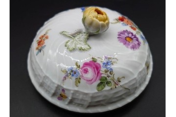 ドイツ製　Meissen(マイセン)　フラワーブーケ　五つ花デザイン　色鮮やかな昆虫と花々が描かれたポット・クリーマー・シュガーポットセット　(R-090972)