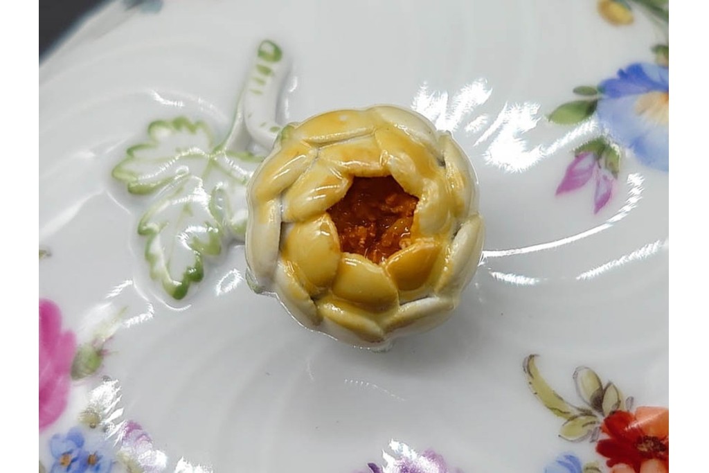 ドイツ製　Meissen(マイセン)　フラワーブーケ　五つ花デザイン　色鮮やかな昆虫と花々が描かれたポット・クリーマー・シュガーポットセット　(R-090972)
