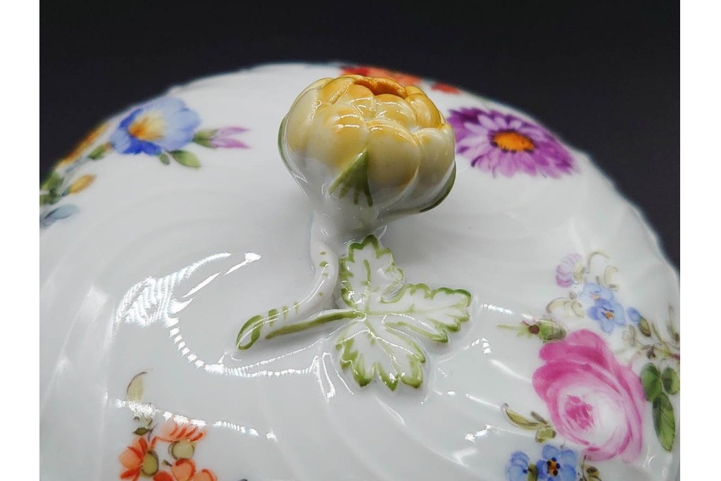 ドイツ製　Meissen(マイセン)　フラワーブーケ　五つ花デザイン　色鮮やかな昆虫と花々が描かれたポット・クリーマー・シュガーポットセット　(R-090972)