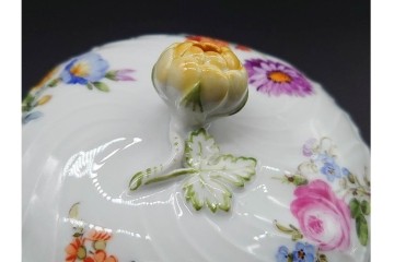 ドイツ製　Meissen(マイセン)　フラワーブーケ　五つ花デザイン　色鮮やかな昆虫と花々が描かれたポット・クリーマー・シュガーポットセット　(R-090972)