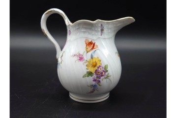 ドイツ製　Meissen(マイセン)　フラワーブーケ　五つ花デザイン　色鮮やかな昆虫と花々が描かれたポット・クリーマー・シュガーポットセット　(R-090972)