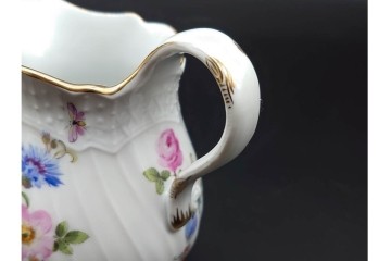ドイツ製　Meissen(マイセン)　フラワーブーケ　五つ花デザイン　色鮮やかな昆虫と花々が描かれたポット・クリーマー・シュガーポットセット　(R-090972)