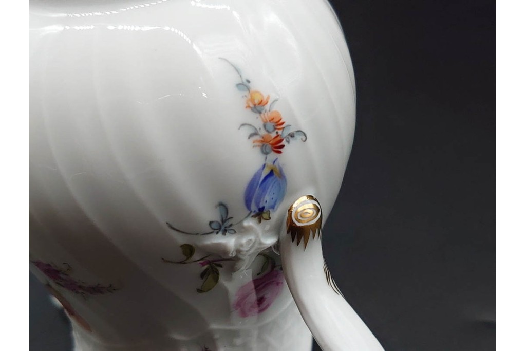 ドイツ製　Meissen(マイセン)　フラワーブーケ　五つ花デザイン　色鮮やかな昆虫と花々が描かれたポット・クリーマー・シュガーポットセット　(R-090972)