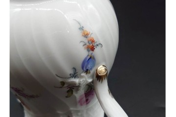 ドイツ製　Meissen(マイセン)　フラワーブーケ　五つ花デザイン　色鮮やかな昆虫と花々が描かれたポット・クリーマー・シュガーポットセット　(R-090972)