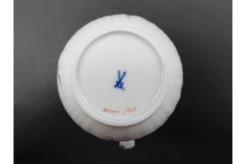 ドイツ製　Meissen(マイセン)　フラワーブーケ　五つ花デザイン　色鮮やかな昆虫と花々が描かれたポット・クリーマー・シュガーポットセット　(R-090972)