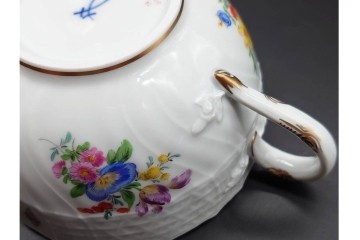 希少!　ドイツ製　Meissen(マイセン)　フラワーブーケ　五つ花デザイン　ダブルハンドルのカップ&ソーサー3客セット　(R-090973)