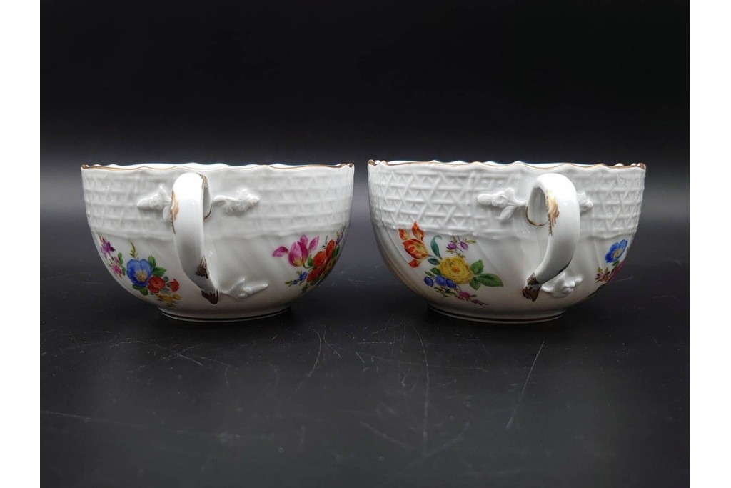 希少!　ドイツ製　Meissen(マイセン)　フラワーブーケ　五つ花デザイン　ダブルハンドルのカップ&ソーサー3客セット　(R-090973)