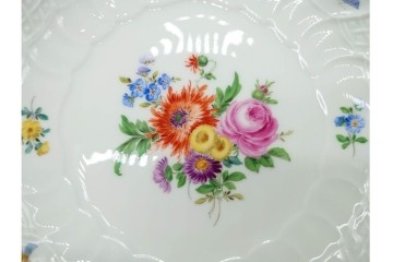 希少!　ドイツ製　Meissen(マイセン)　フラワーブーケ　五つ花デザイン　ダブルハンドルのカップ&ソーサー3客セット　(R-090974)